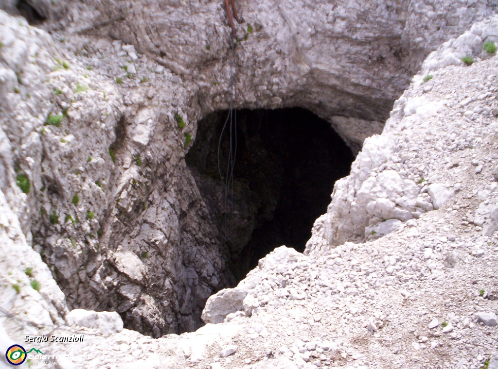 38 INGRESSO CAVITA' SEGNATO DA TROPPE TARGHE.jpg